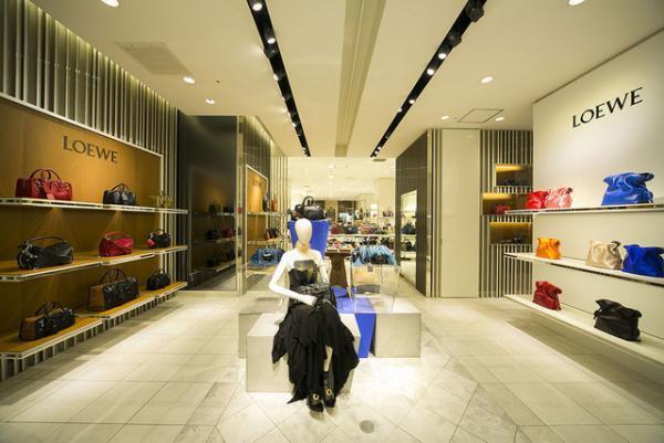 進化したロエベのアイコンバッグ「アマソナ」に限定色。新宿伊勢丹でポップアップが開催中