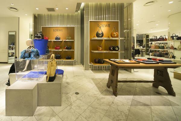 進化したロエベのアイコンバッグ「アマソナ」に限定色。新宿伊勢丹でポップアップが開催中