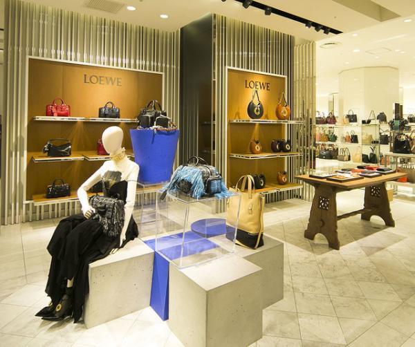 進化したロエベのアイコンバッグ「アマソナ」に限定色。新宿伊勢丹でポップアップが開催中