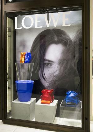 進化したロエベのアイコンバッグ「アマソナ」に限定色。新宿伊勢丹でポップアップが開催中