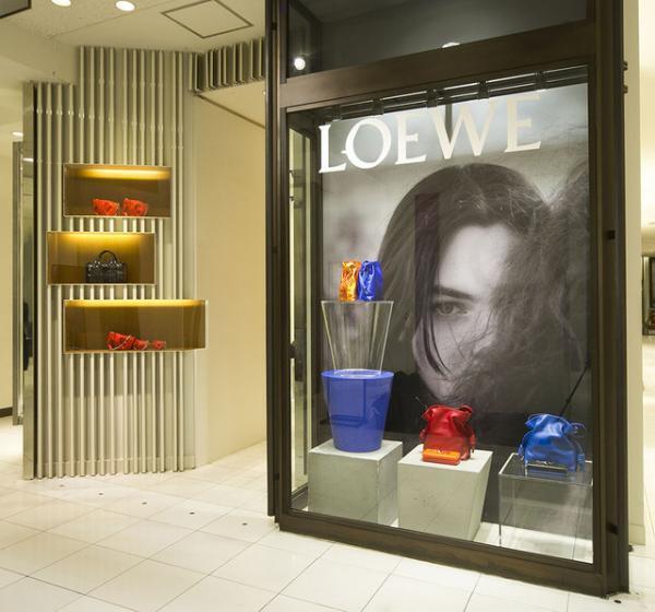 進化したロエベのアイコンバッグ「アマソナ」に限定色。新宿伊勢丹でポップアップが開催中