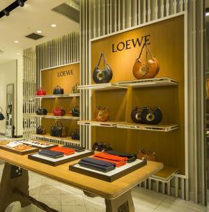 進化したロエベのアイコンバッグ「アマソナ」に限定色。新宿伊勢丹でポップアップが開催中