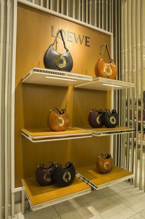 進化したロエベのアイコンバッグ「アマソナ」に限定色。新宿伊勢丹でポップアップが開催中