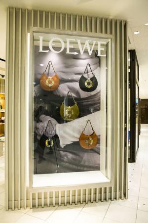 進化したロエベのアイコンバッグ「アマソナ」に限定色。新宿伊勢丹でポップアップが開催中