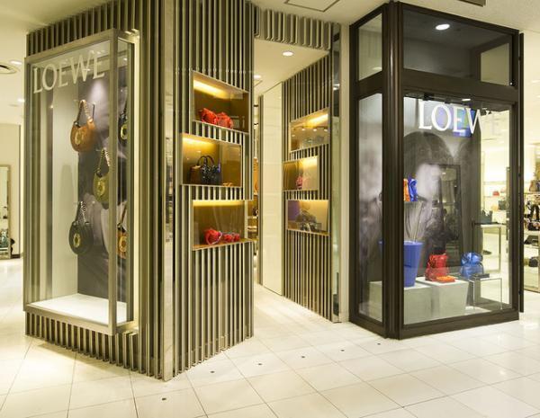 進化したロエベのアイコンバッグ「アマソナ」に限定色。新宿伊勢丹でポップアップが開催中