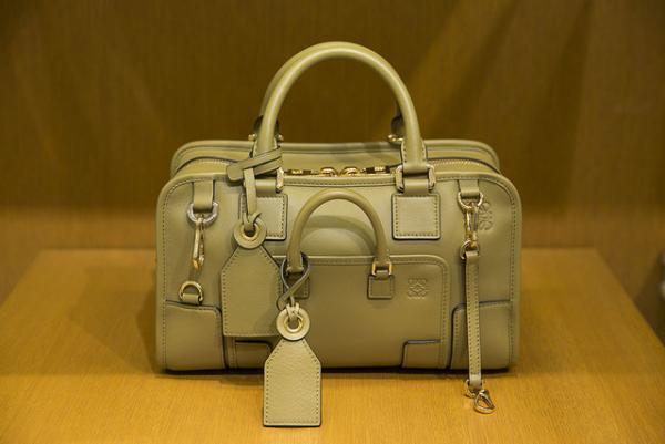 進化したロエベのアイコンバッグ「アマソナ」に限定色。新宿伊勢丹でポップアップが開催中