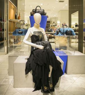 進化したロエベのアイコンバッグ「アマソナ」に限定色。新宿伊勢丹でポップアップが開催中