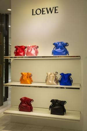 進化したロエベのアイコンバッグ「アマソナ」に限定色。新宿伊勢丹でポップアップが開催中