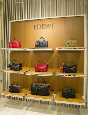 進化したロエベのアイコンバッグ「アマソナ」に限定色。新宿伊勢丹でポップアップが開催中