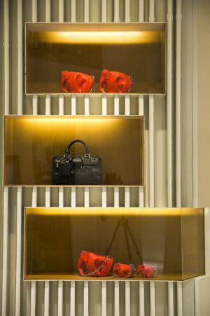 進化したロエベのアイコンバッグ「アマソナ」に限定色。新宿伊勢丹でポップアップが開催中