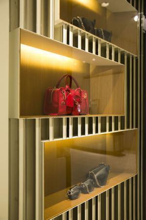 進化したロエベのアイコンバッグ「アマソナ」に限定色。新宿伊勢丹でポップアップが開催中