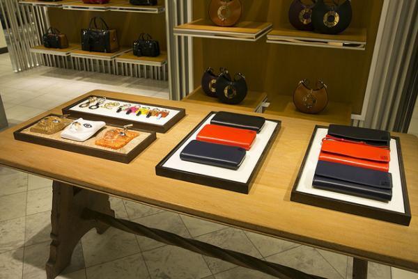 進化したロエベのアイコンバッグ「アマソナ」に限定色。新宿伊勢丹でポップアップが開催中