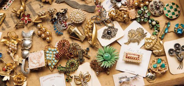 『世界の美しいブローチ』アンティーク&amp;ヴィンテージのブローチ約800点を収めた写真集が刊行！2日間の蚤の市も