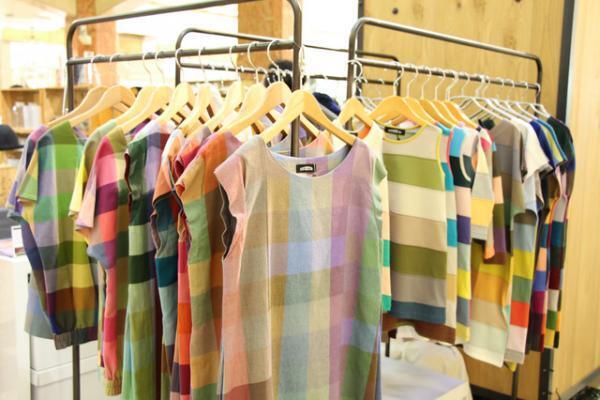 日常の習慣から暮らしを見つめる「おへそ的、買い物のすすめ展」が開催中。漢方ごはんやお掃除グッズが勢揃い