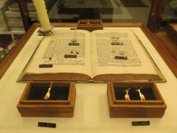 日常の習慣から暮らしを見つめる「おへそ的、買い物のすすめ展」が開催中。漢方ごはんやお掃除グッズが勢揃い