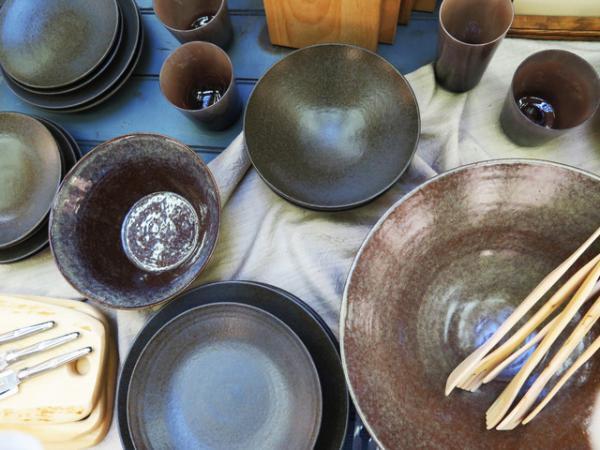 日常の習慣から暮らしを見つめる「おへそ的、買い物のすすめ展」が開催中。漢方ごはんやお掃除グッズが勢揃い