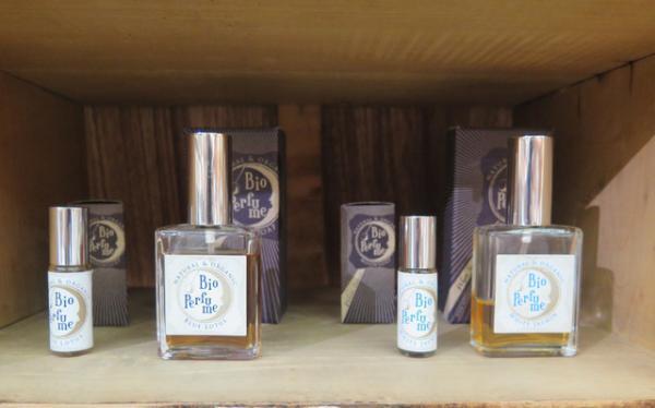 日常の習慣から暮らしを見つめる「おへそ的、買い物のすすめ展」が開催中。漢方ごはんやお掃除グッズが勢揃い