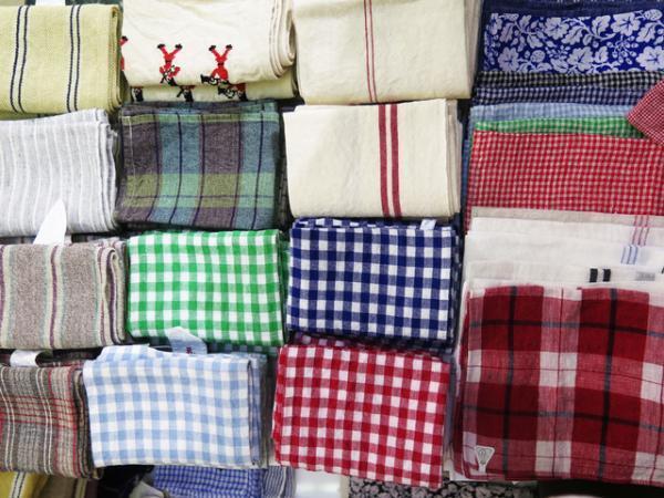 日常の習慣から暮らしを見つめる「おへそ的、買い物のすすめ展」が開催中。漢方ごはんやお掃除グッズが勢揃い