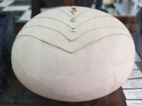 日常の習慣から暮らしを見つめる「おへそ的、買い物のすすめ展」が開催中。漢方ごはんやお掃除グッズが勢揃い