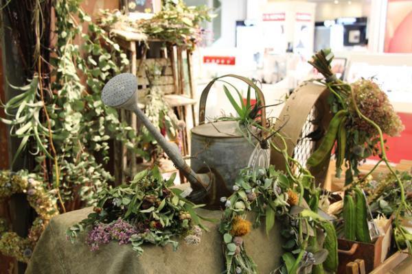 日常の習慣から暮らしを見つめる「おへそ的、買い物のすすめ展」が開催中。漢方ごはんやお掃除グッズが勢揃い