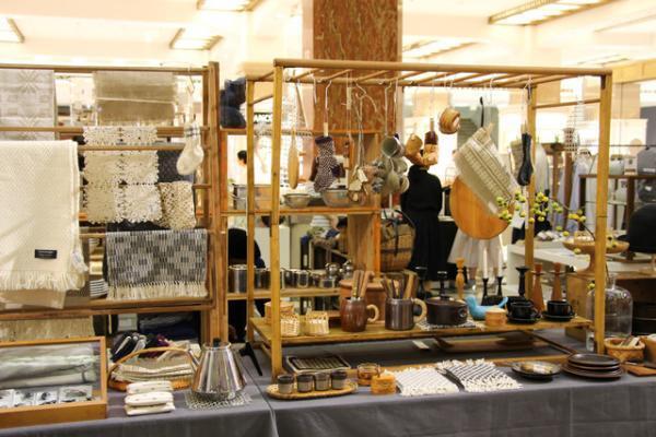 日常の習慣から暮らしを見つめる「おへそ的、買い物のすすめ展」が開催中。漢方ごはんやお掃除グッズが勢揃い