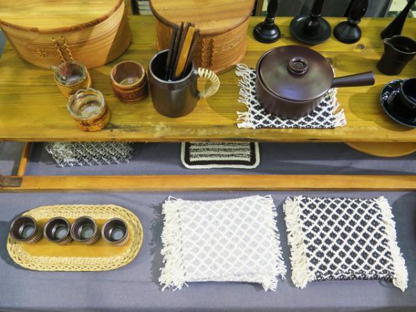 日常の習慣から暮らしを見つめる「おへそ的、買い物のすすめ展」が開催中。漢方ごはんやお掃除グッズが勢揃い