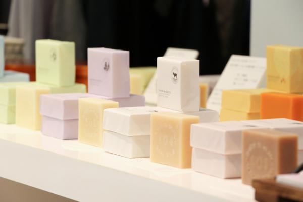 日常の習慣から暮らしを見つめる「おへそ的、買い物のすすめ展」が開催中。漢方ごはんやお掃除グッズが勢揃い