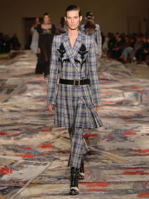 【ルック】アレキサンダー・マックイーン17SSウィメンズコレクション