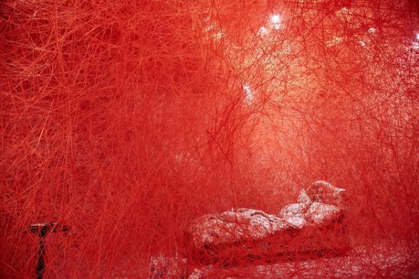 グッチ、4人のアーティストが“4つの部屋”で表現するアートプロジェクト。真鍋大度、塩田千春らが参加