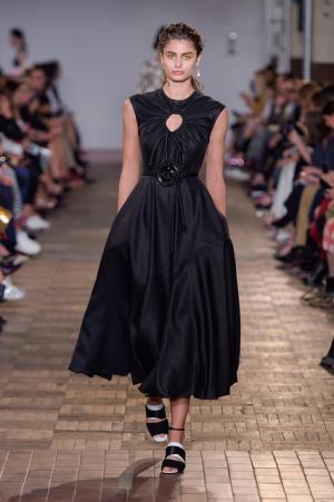 スポーツマックス、日常に遊び心をプラスしてありのままの自分に歓びを【17SSウィメンズ】