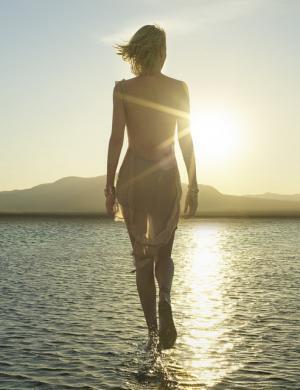 ディオール、シャーリーズ・セロンを起用したフレグランス「ジャドール」の新フィルムを世界同時公開