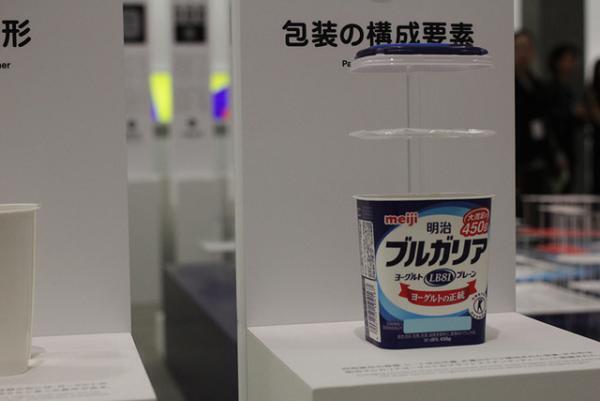 “きのこの山”や“明治ブルガリアヨーグルト”の秘密が明らかに!?「デザインの解剖展」が開幕【レポート】