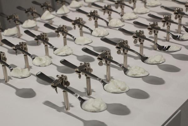 “きのこの山”や“明治ブルガリアヨーグルト”の秘密が明らかに!?「デザインの解剖展」が開幕【レポート】