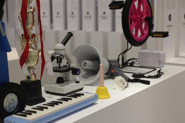 “きのこの山”や“明治ブルガリアヨーグルト”の秘密が明らかに!?「デザインの解剖展」が開幕【レポート】