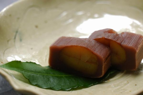 和菓子店HIGASHIYAの季節菓子。国産栗をまるごと使用した「栗蒸羊羹」