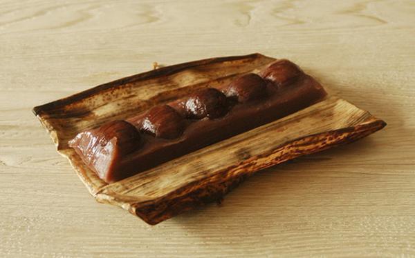 和菓子店HIGASHIYAの季節菓子。国産栗をまるごと使用した「栗蒸羊羹」