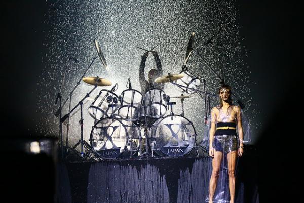 世界に通用する“KIMONO”作りを。YOSHIKIが挑むロックの新たな地平【17SSウィメンズ】