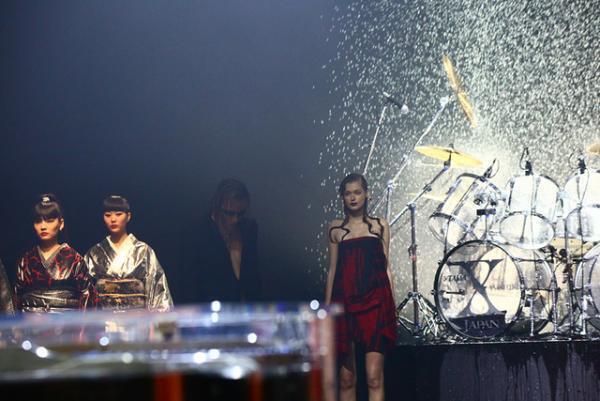 世界に通用する“KIMONO”作りを。YOSHIKIが挑むロックの新たな地平【17SSウィメンズ】