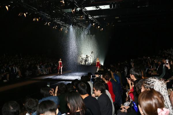 世界に通用する“KIMONO”作りを。YOSHIKIが挑むロックの新たな地平【17SSウィメンズ】