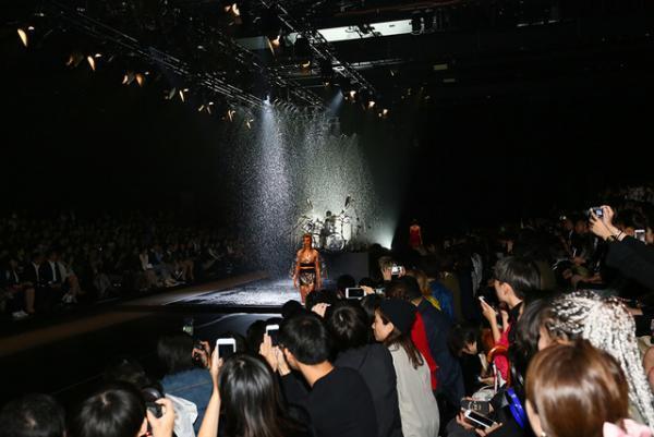 世界に通用する“KIMONO”作りを。YOSHIKIが挑むロックの新たな地平【17SSウィメンズ】