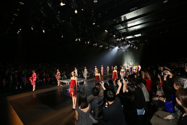 世界に通用する“KIMONO”作りを。YOSHIKIが挑むロックの新たな地平【17SSウィメンズ】