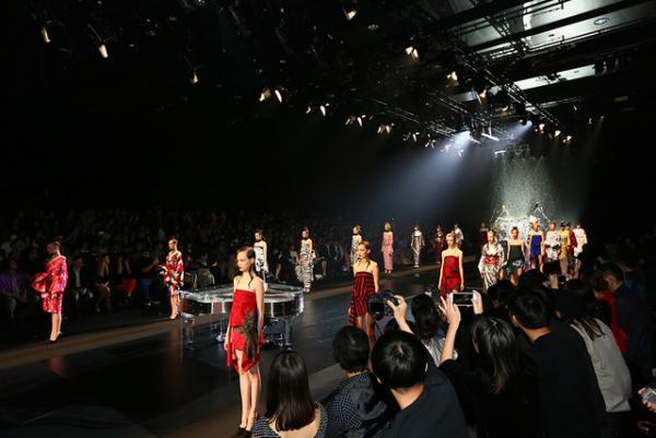 世界に通用する“KIMONO”作りを。YOSHIKIが挑むロックの新たな地平【17SSウィメンズ】