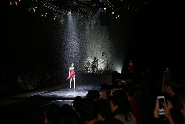 世界に通用する“KIMONO”作りを。YOSHIKIが挑むロックの新たな地平【17SSウィメンズ】