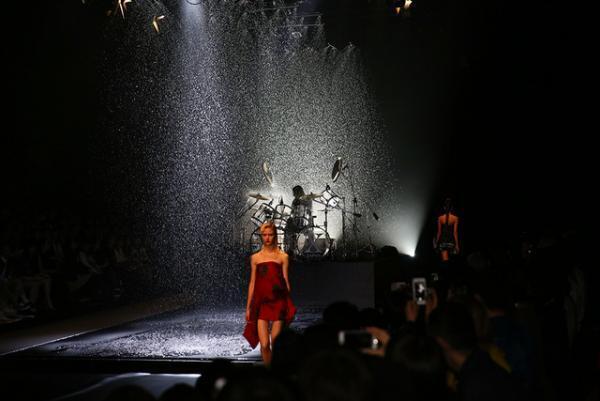 世界に通用する“KIMONO”作りを。YOSHIKIが挑むロックの新たな地平【17SSウィメンズ】