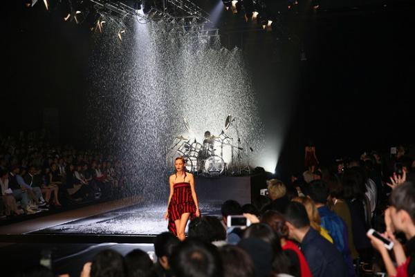 世界に通用する“KIMONO”作りを。YOSHIKIが挑むロックの新たな地平【17SSウィメンズ】