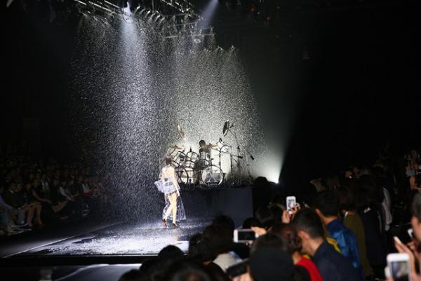 世界に通用する“KIMONO”作りを。YOSHIKIが挑むロックの新たな地平【17SSウィメンズ】