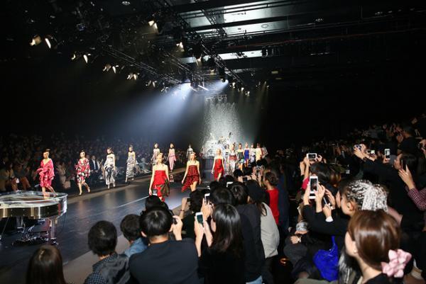 世界に通用する“KIMONO”作りを。YOSHIKIが挑むロックの新たな地平【17SSウィメンズ】