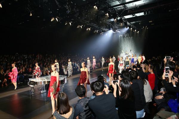 世界に通用する“KIMONO”作りを。YOSHIKIが挑むロックの新たな地平【17SSウィメンズ】