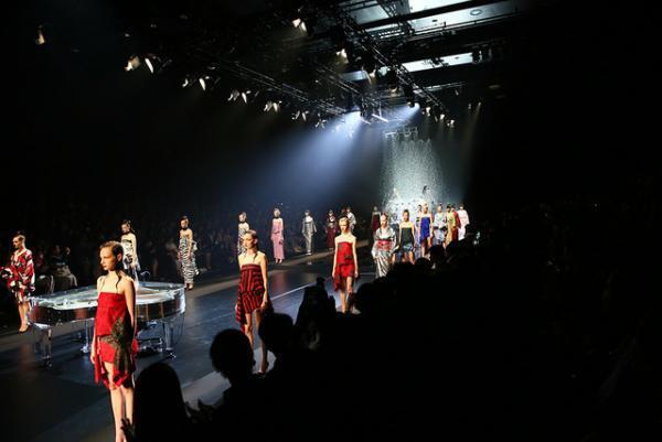 世界に通用する“KIMONO”作りを。YOSHIKIが挑むロックの新たな地平【17SSウィメンズ】