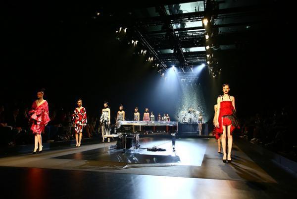 世界に通用する“KIMONO”作りを。YOSHIKIが挑むロックの新たな地平【17SSウィメンズ】